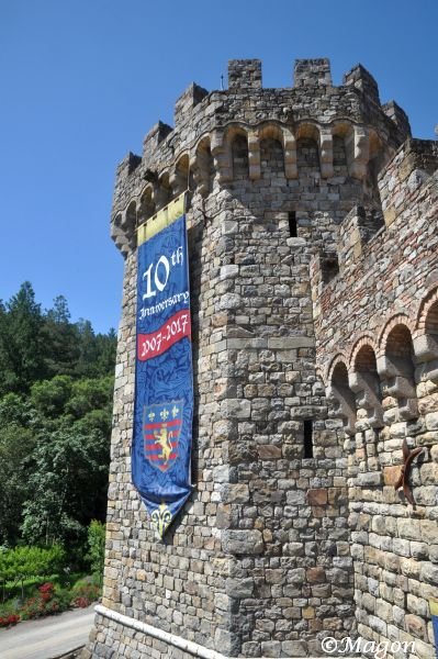Castello Di Amorosa: башня с баннером 10-летия 2007–2017